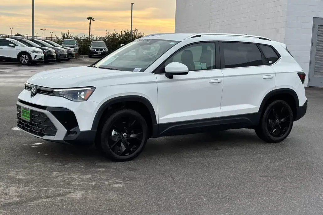 2025 Volkswagen Taos SE photo 1