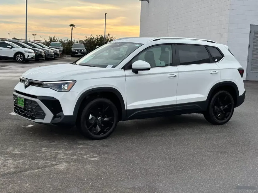 2025 Volkswagen Taos SE photo 1