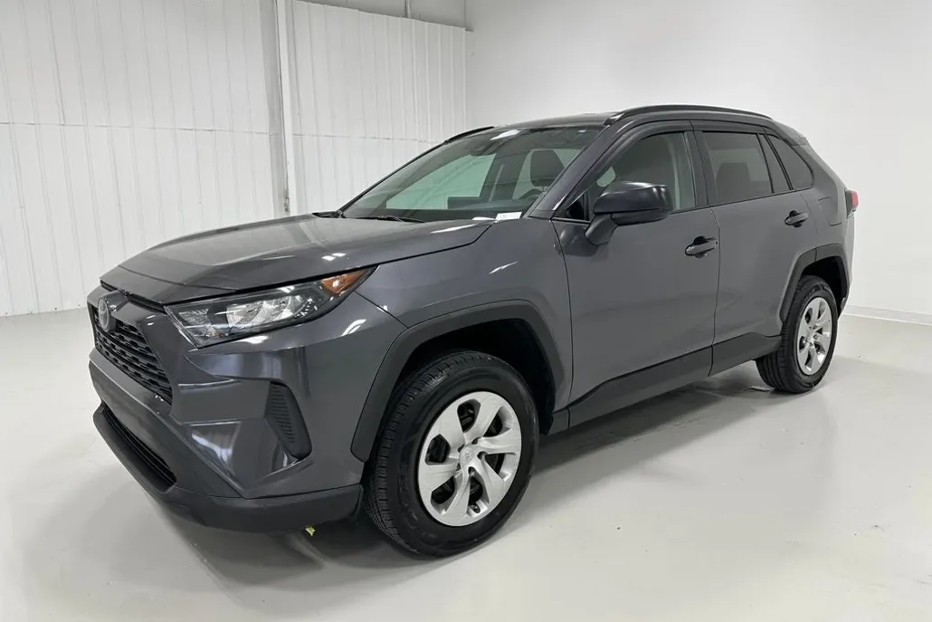 2021 Toyota RAV4 LE photo 1