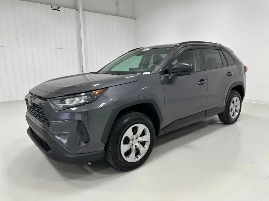 2021 Toyota RAV4 LE photo 1