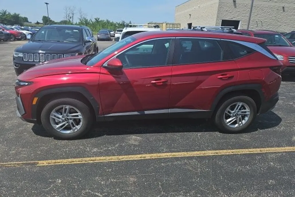 2025 Hyundai Tucson SE photo 1