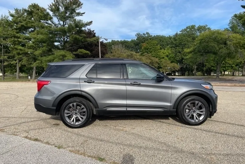 2022 Ford Explorer XLT photo 1