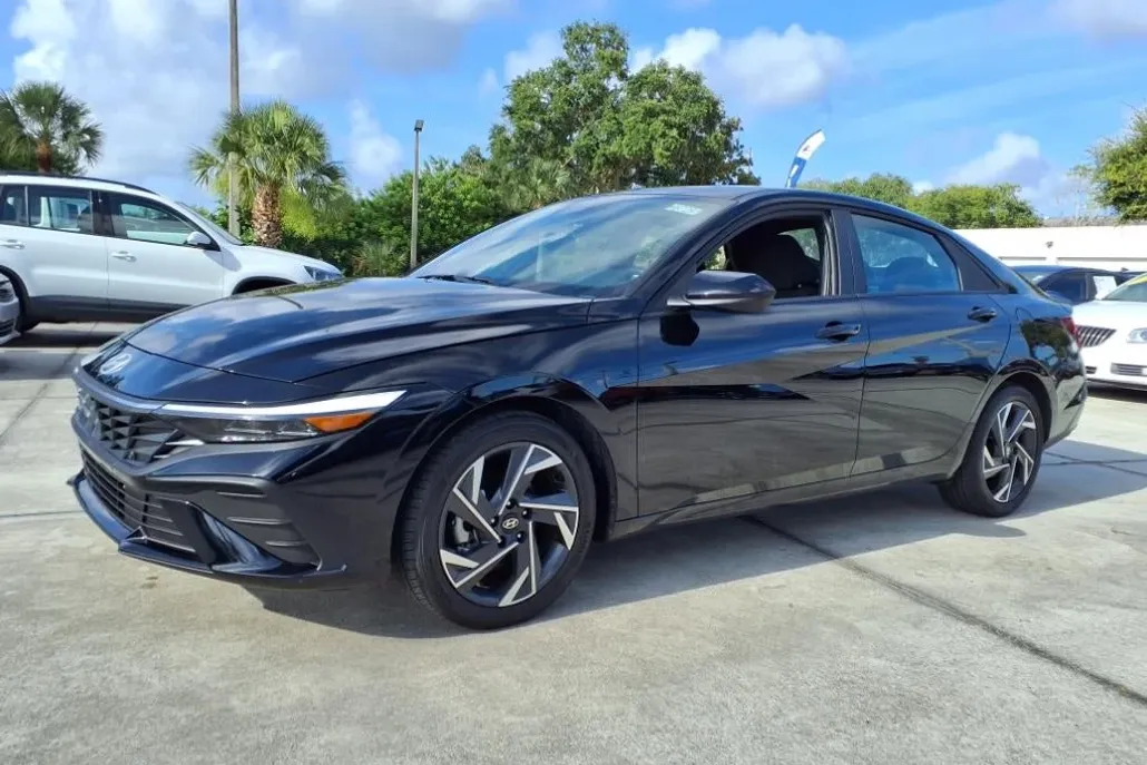 2025 Hyundai Elantra SEL Sport photo 1