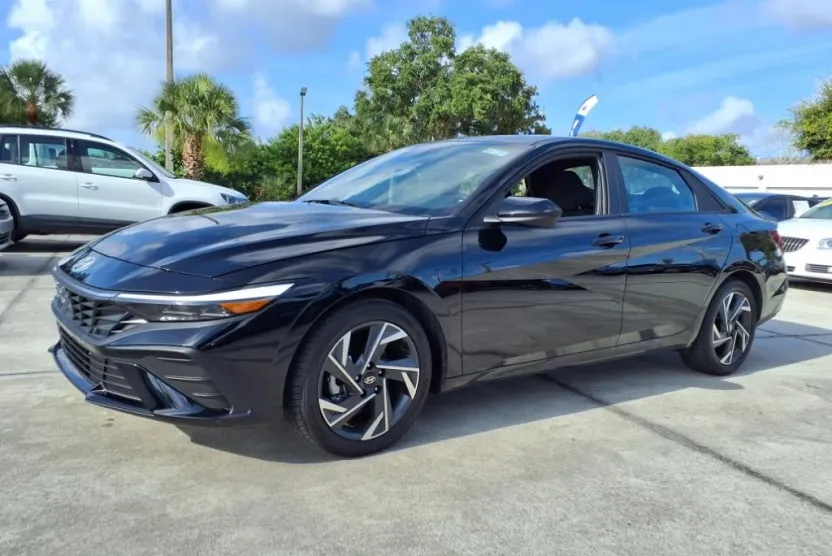 2025 Hyundai Elantra SEL Sport photo 1