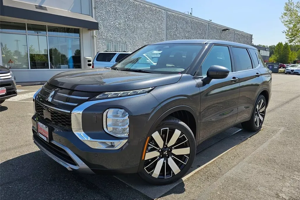 2025 Mitsubishi Outlander SE photo 1