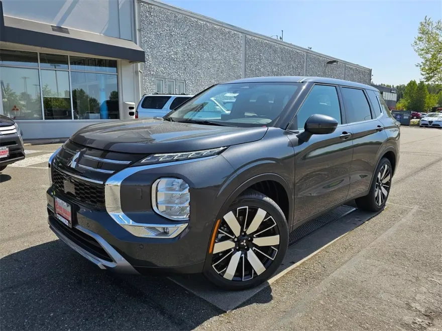 2025 Mitsubishi Outlander SE photo 1
