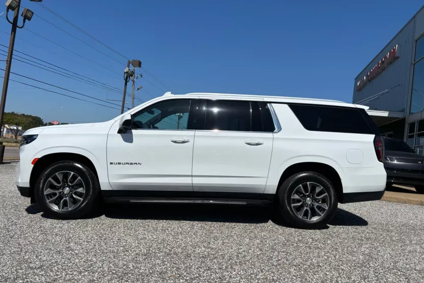 2021 Chevrolet Suburban LT photo 1