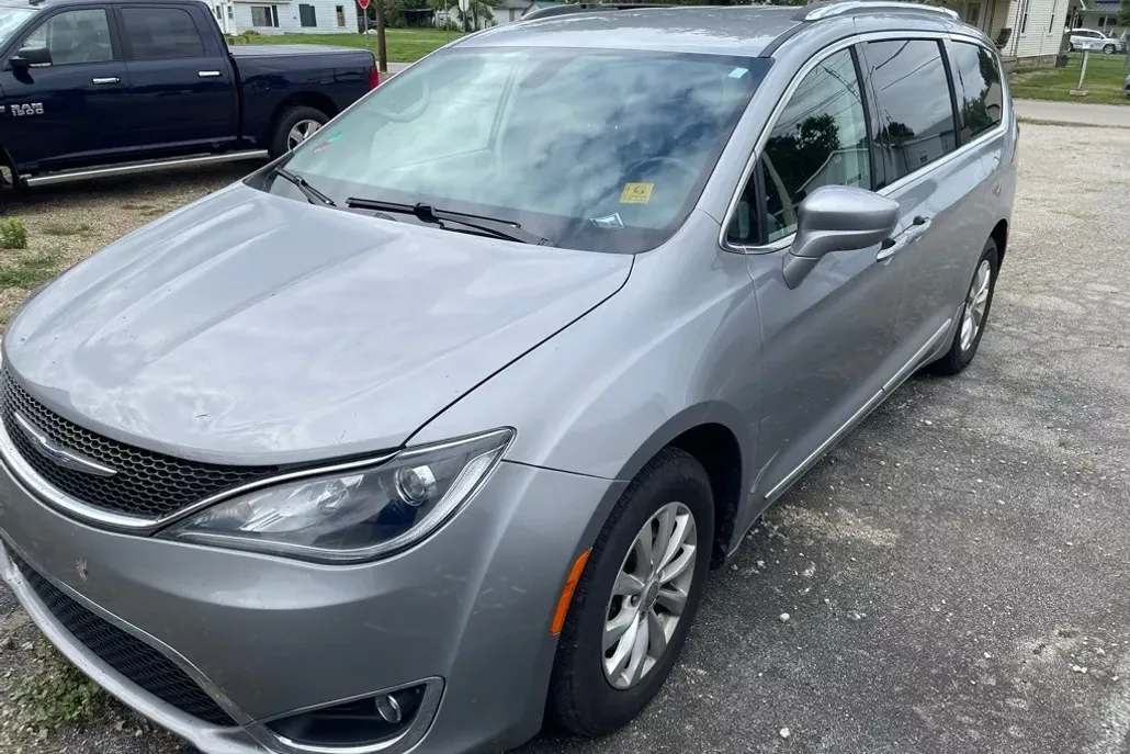 2020 Chrysler Pacifica Touring L photo 1