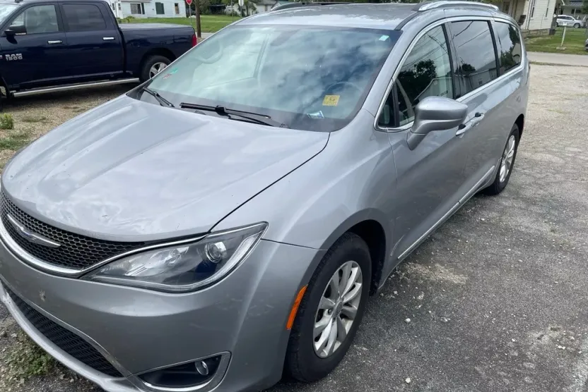 2020 Chrysler Pacifica Touring L photo 1