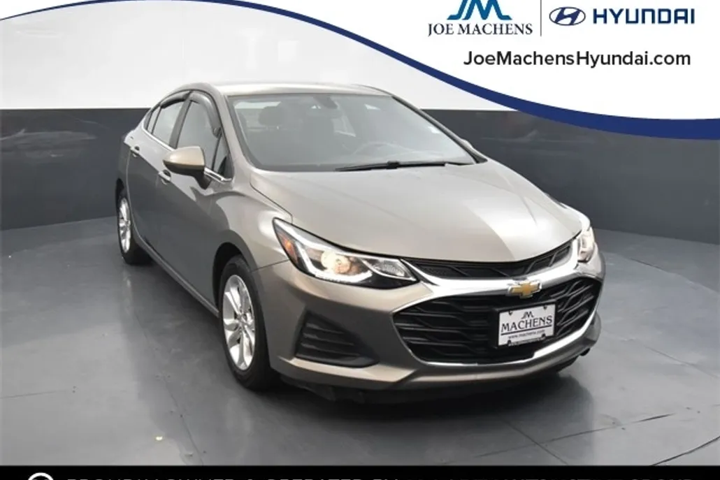 2019 Chevrolet Cruze LT photo 1