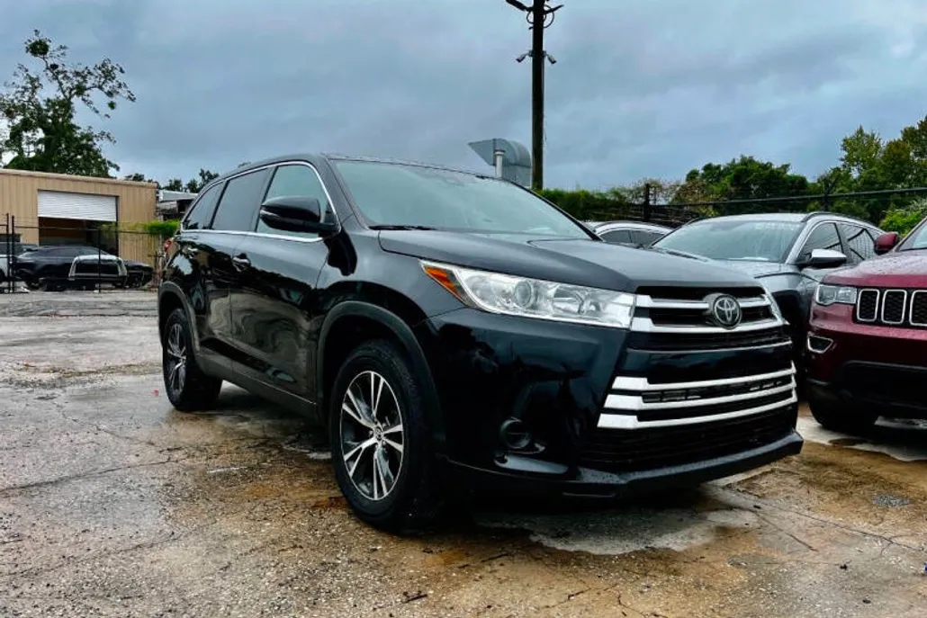 2019 Toyota Highlander LE photo 1
