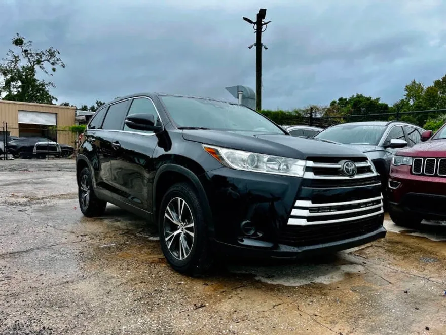 2019 Toyota Highlander LE photo 1