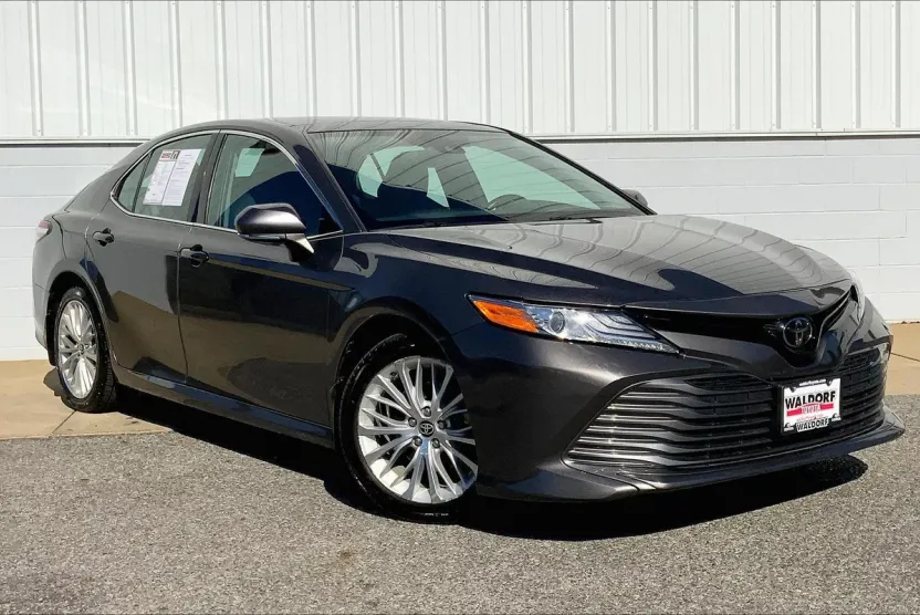 2020 Toyota Camry XLE photo 1