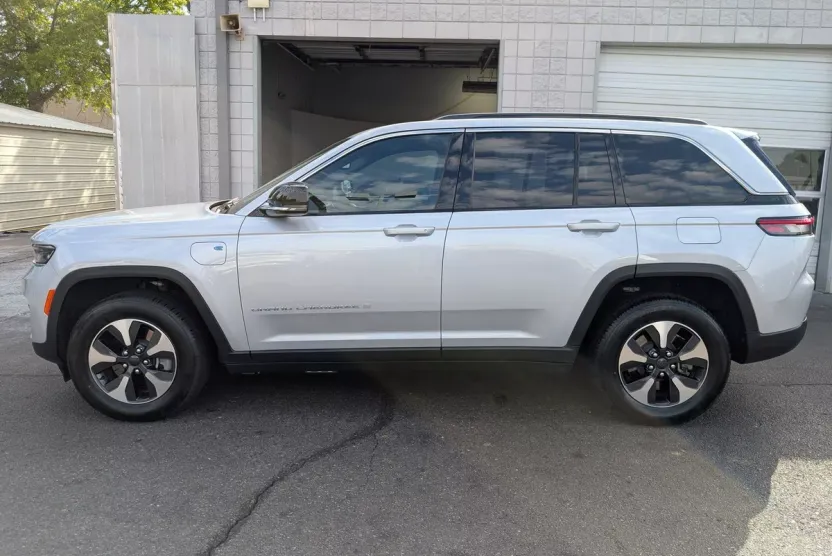 2024 Jeep Cherokee Limited 4xe photo 1