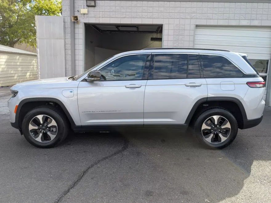2024 Jeep Cherokee Limited 4xe photo 1