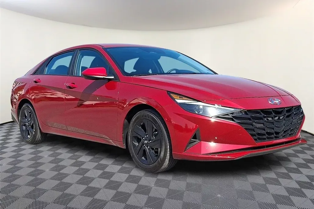 2023 Hyundai Elantra SEL photo 1
