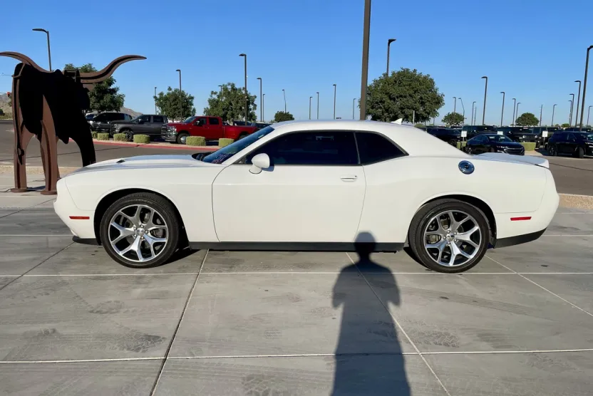 2016 Dodge Challenger SXT Plus photo 1