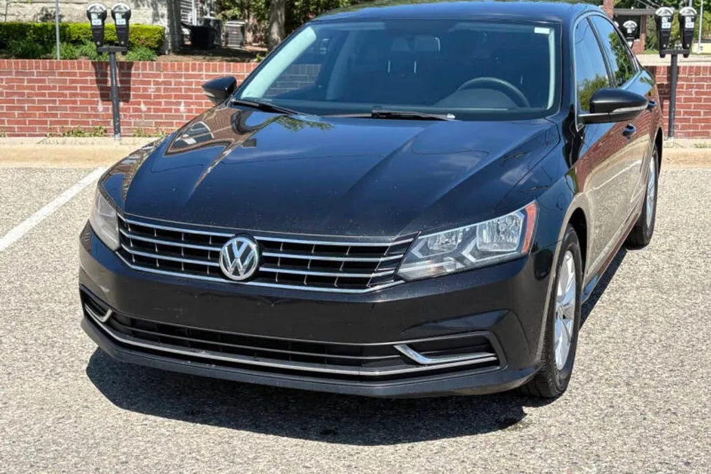 2016 Volkswagen Passat TDI S R-Line photo 1