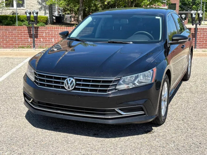 2016 Volkswagen Passat TDI S R-Line photo 1