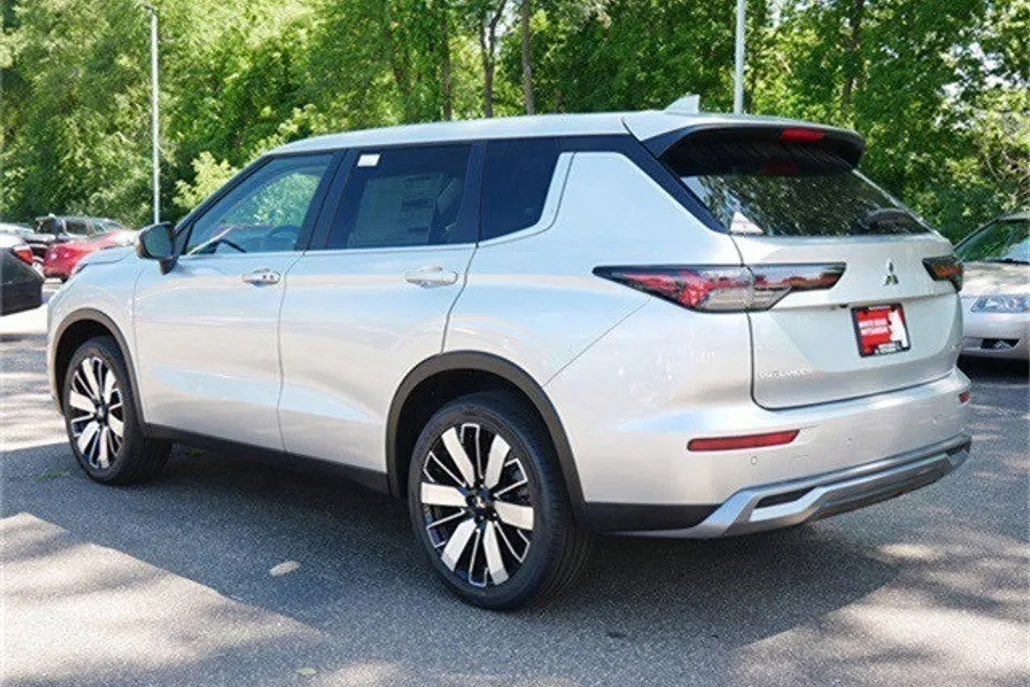 2025 Mitsubishi Outlander SE photo 1