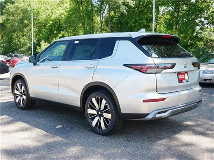 2025 Mitsubishi Outlander SE photo 1