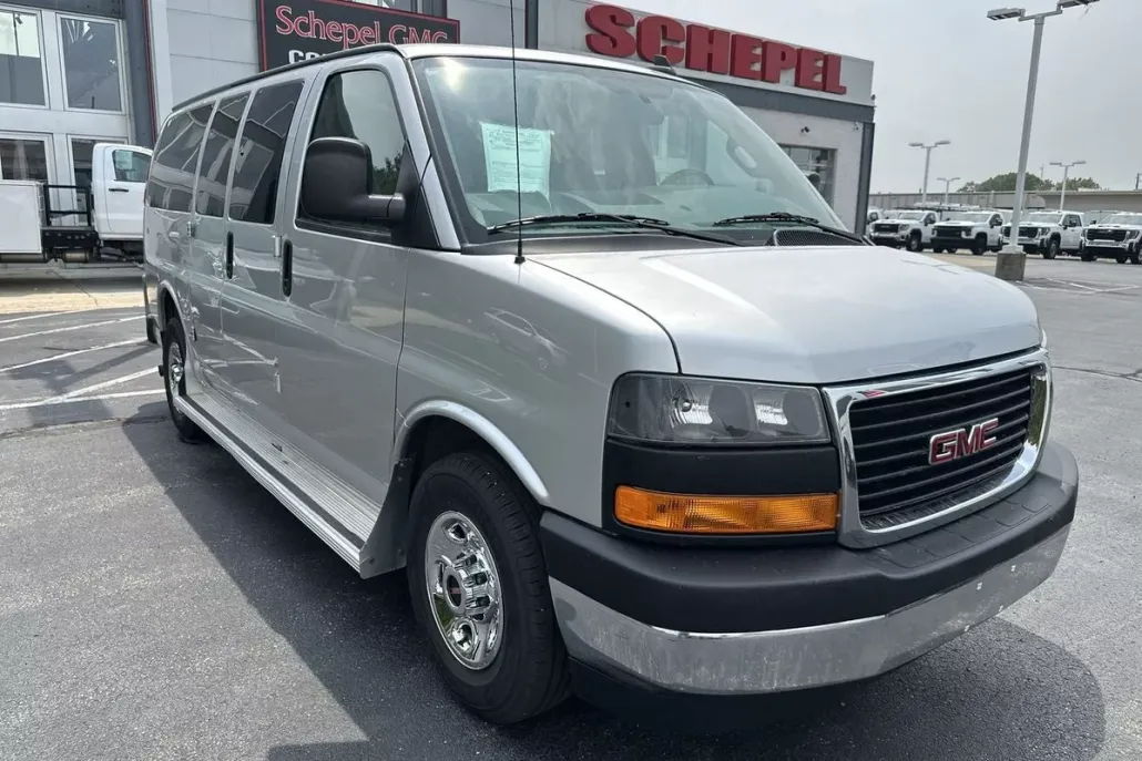 2017 Gmc Savana Passenger 2500 LT photo 1