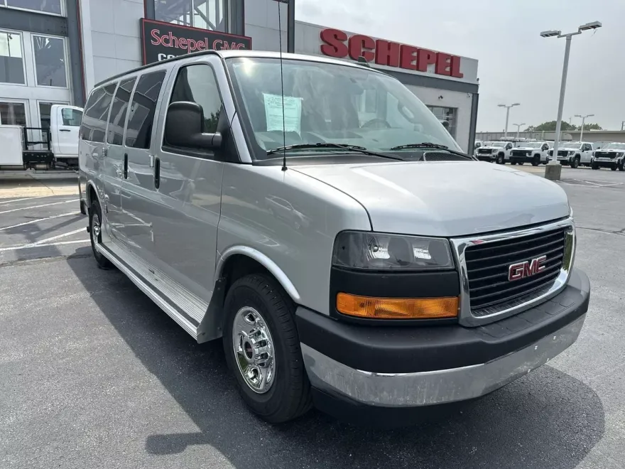 2017 Gmc Savana Passenger 2500 LT photo 1
