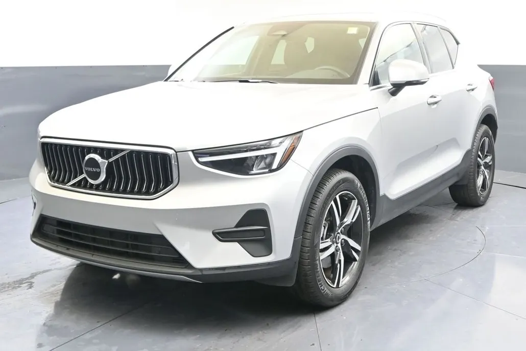 2025 Volvo XC40 Core photo 1