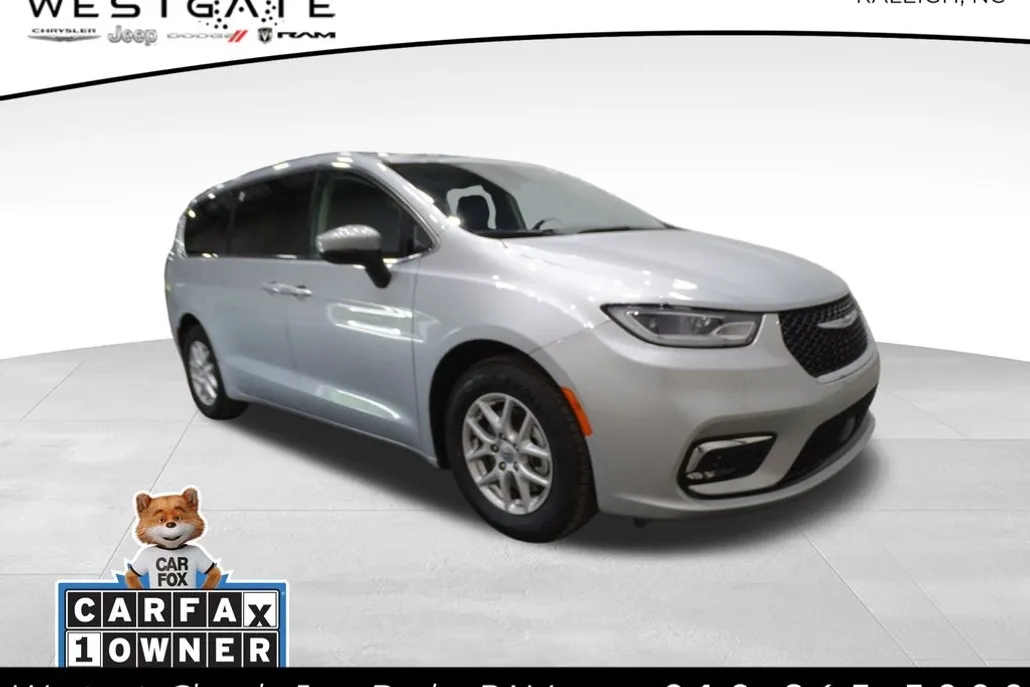 2023 Chrysler Pacifica Touring L photo 1