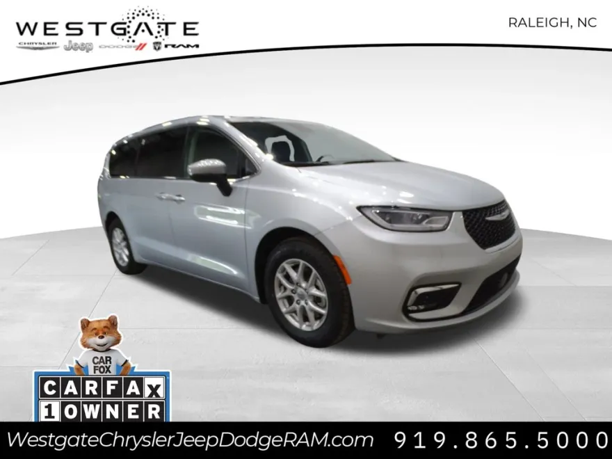 2023 Chrysler Pacifica Touring L photo 1