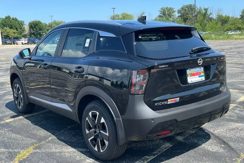 2025 Nissan Kicks SV photo 1
