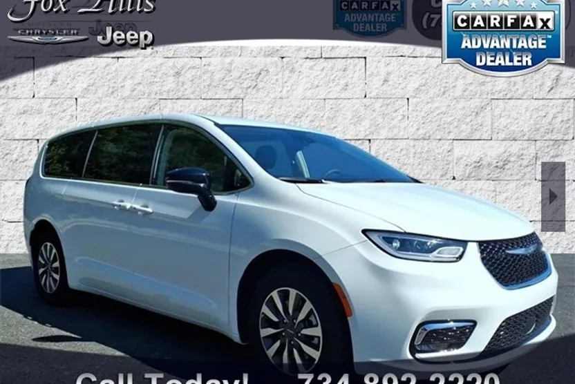 2024 Chrysler Pacifica Hybrid photo 1