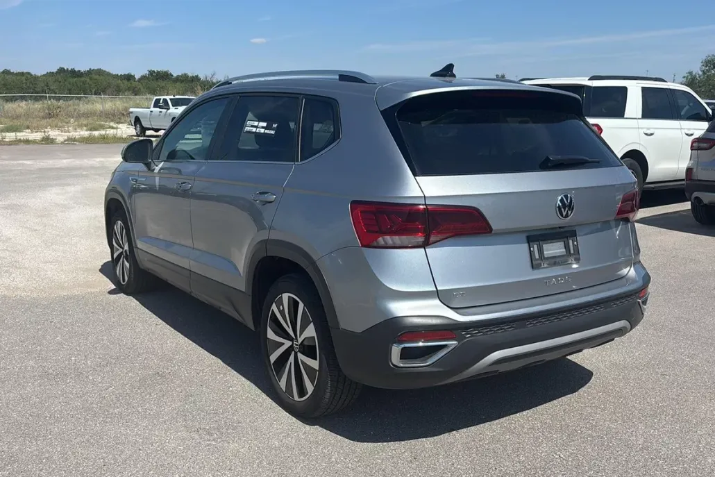 2024 Volkswagen Taos SE photo 1