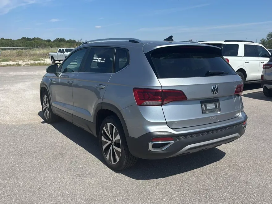 2024 Volkswagen Taos SE photo 1
