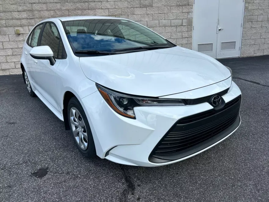 2026 Toyota Corolla LE photo 1