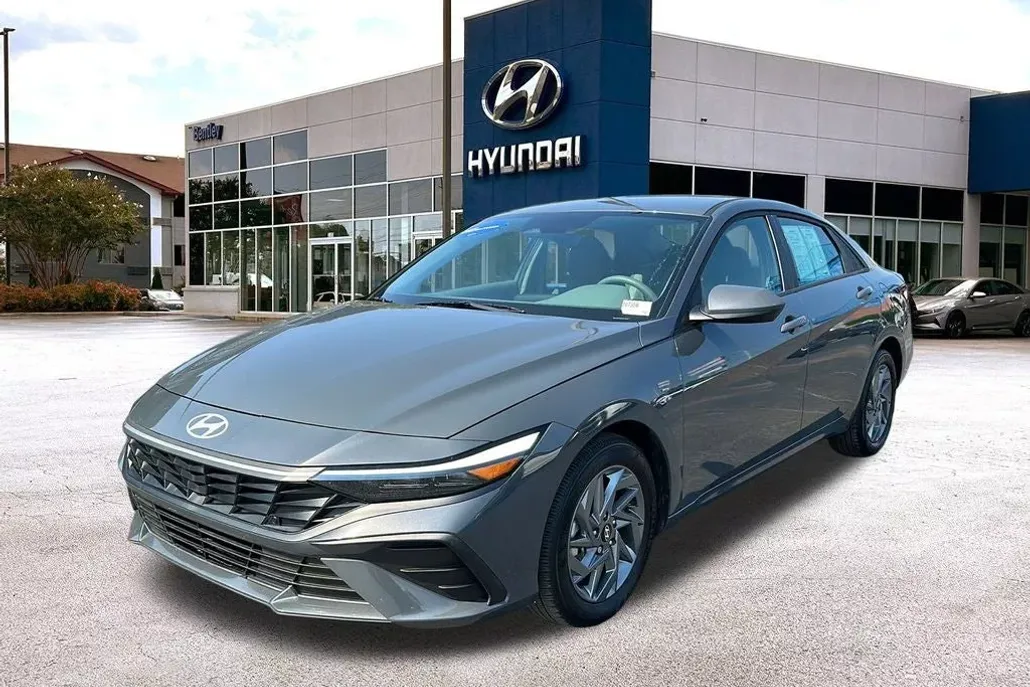 2024 Hyundai Elantra SEL photo 1