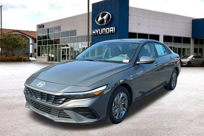 2024 Hyundai Elantra SEL photo 1