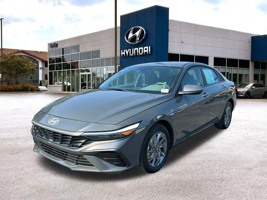 2024 Hyundai Elantra SEL photo 1