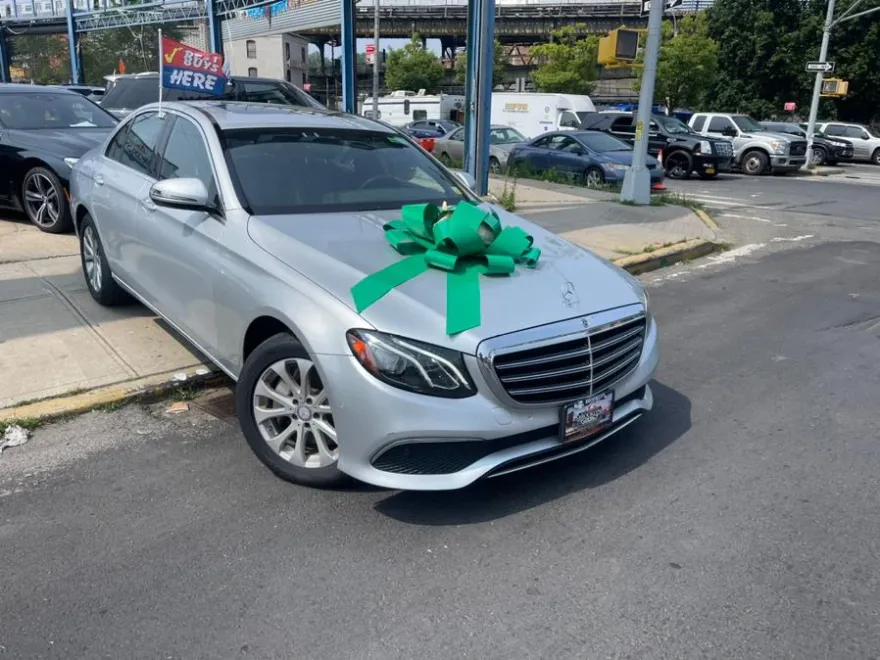 2017 Mercedes Benz E 300 4MATIC photo 1