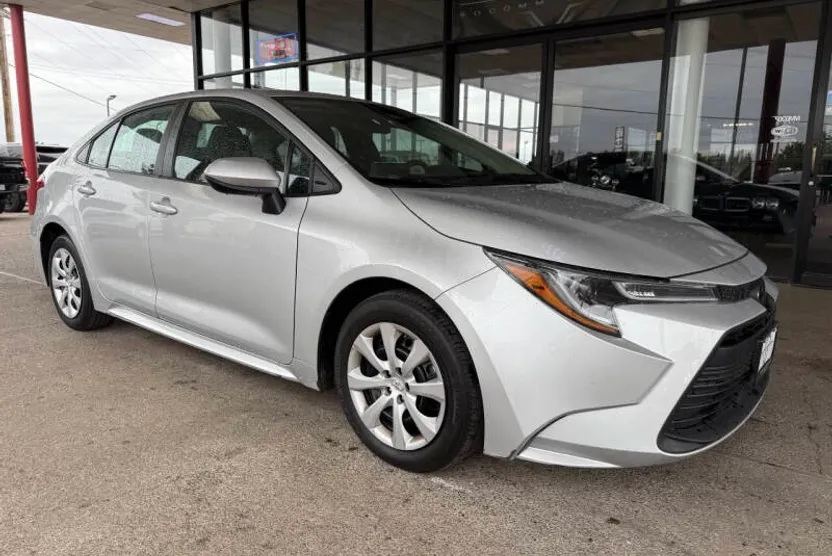 2024 Toyota Corolla LE photo 1