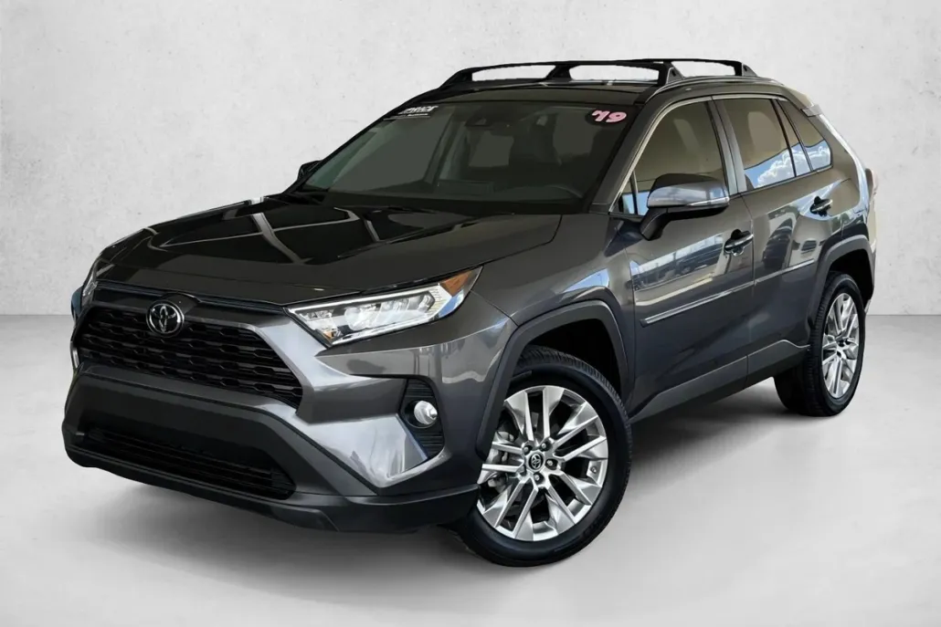 2019 Toyota RAV4 XLE Premium photo 1