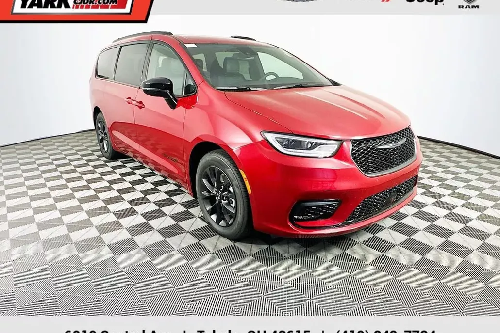 2025 Chrysler Pacifica photo 1