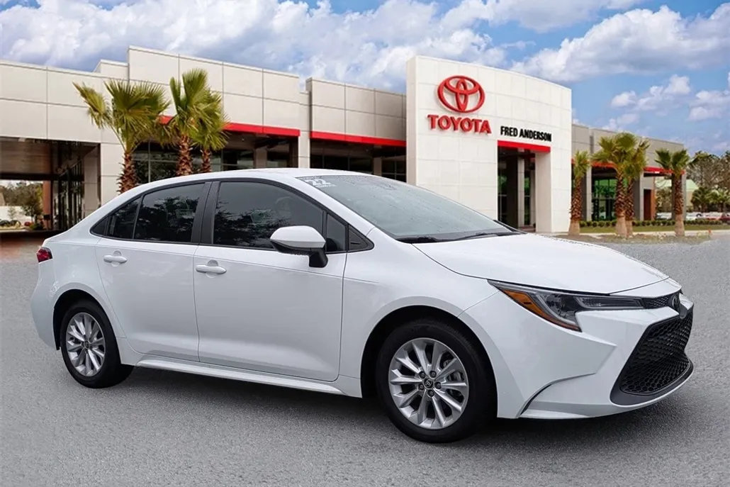2022 Toyota Corolla LE photo 1