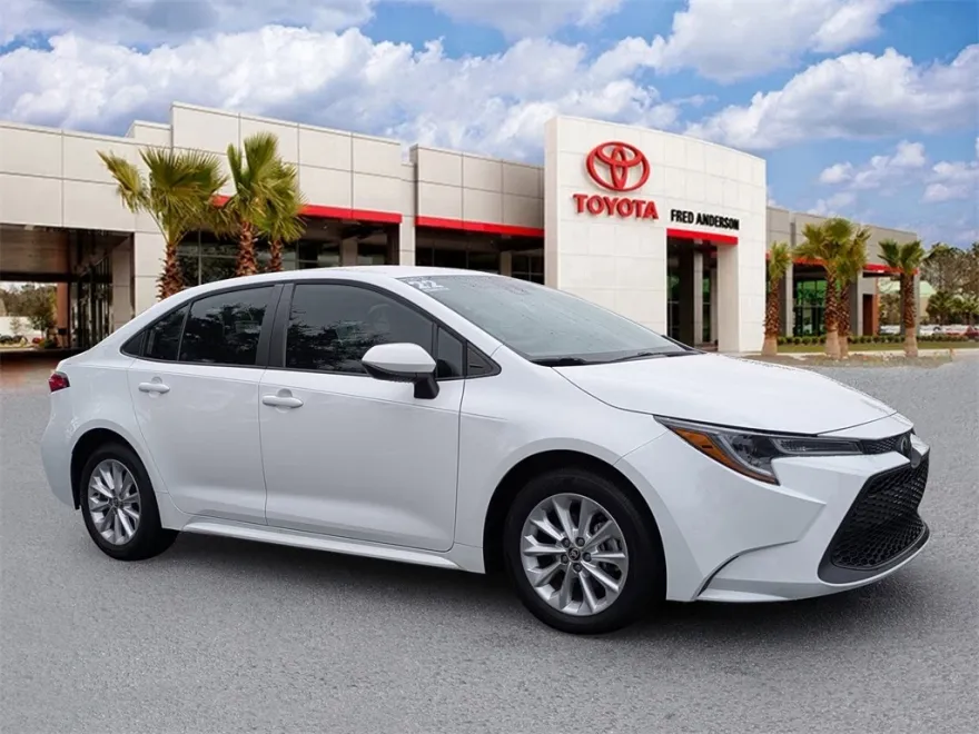2022 Toyota Corolla LE photo 1