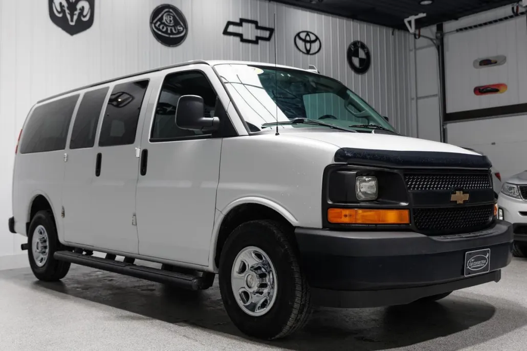 2017 Chevrolet Express 2500 Passenger LS photo 1