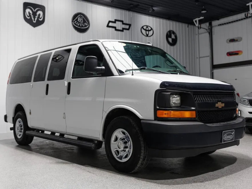 2017 Chevrolet Express 2500 Passenger LS photo 1
