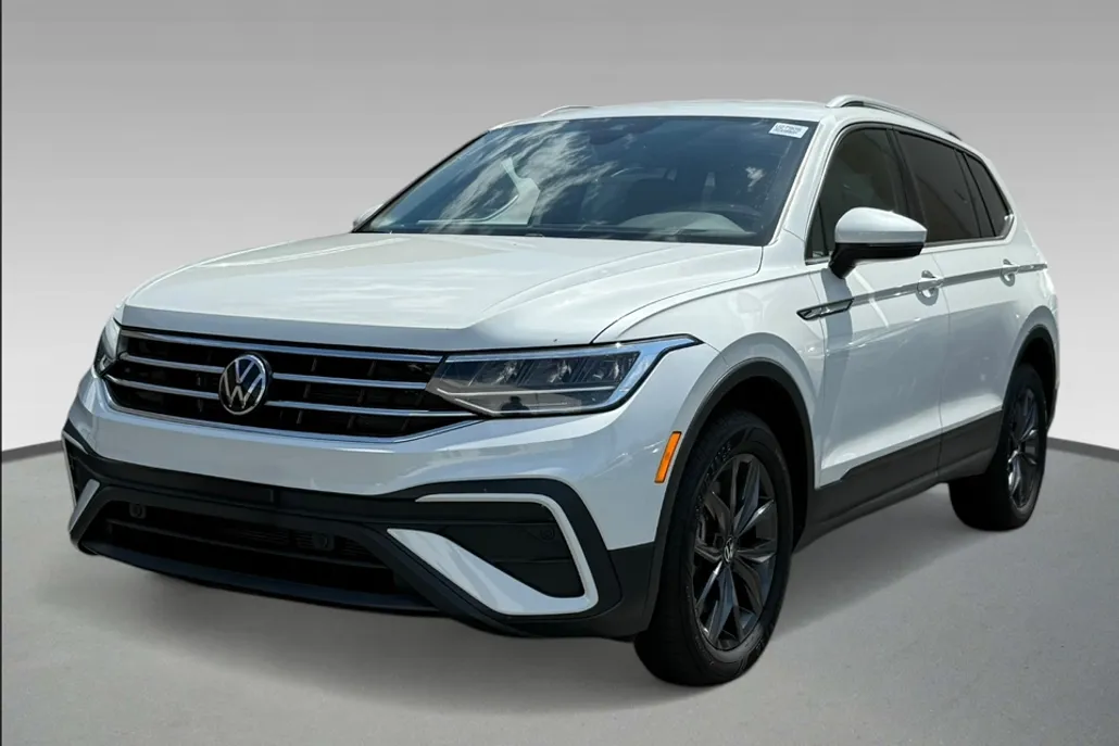 2023 Volkswagen Tiguan SE photo 1