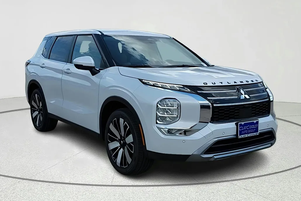 2025 Mitsubishi Outlander SE photo 1
