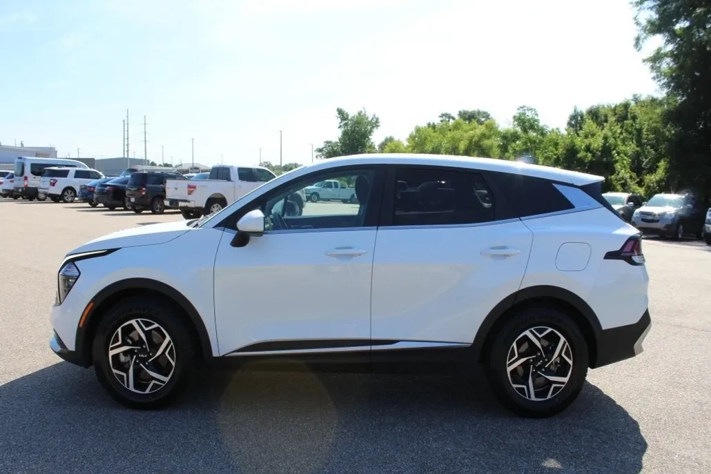 2023 Kia Sportage LX photo 1