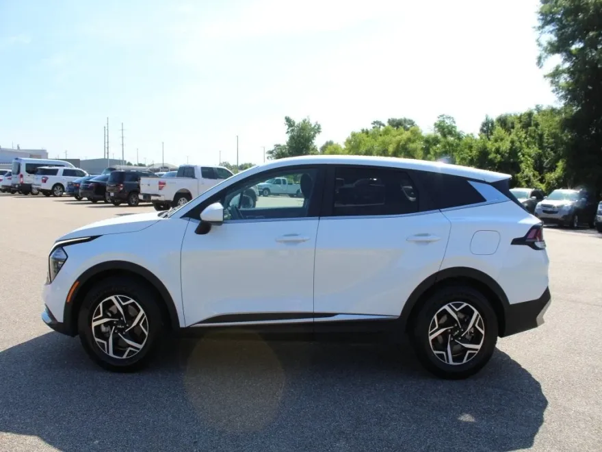 2023 Kia Sportage LX photo 1